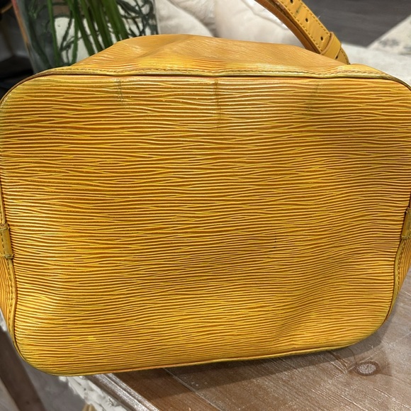 Louis Vuitton Epi Bucket Bag~GUC~Preloved - Picture 8 of 16